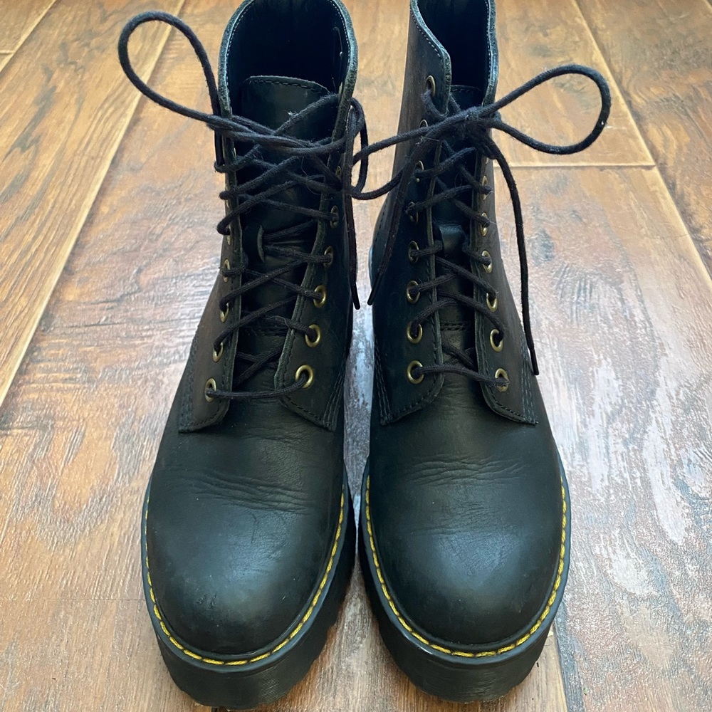 DR MARTENS SHRIVER HI HEELED. MATTE BLACK SIZE 6.